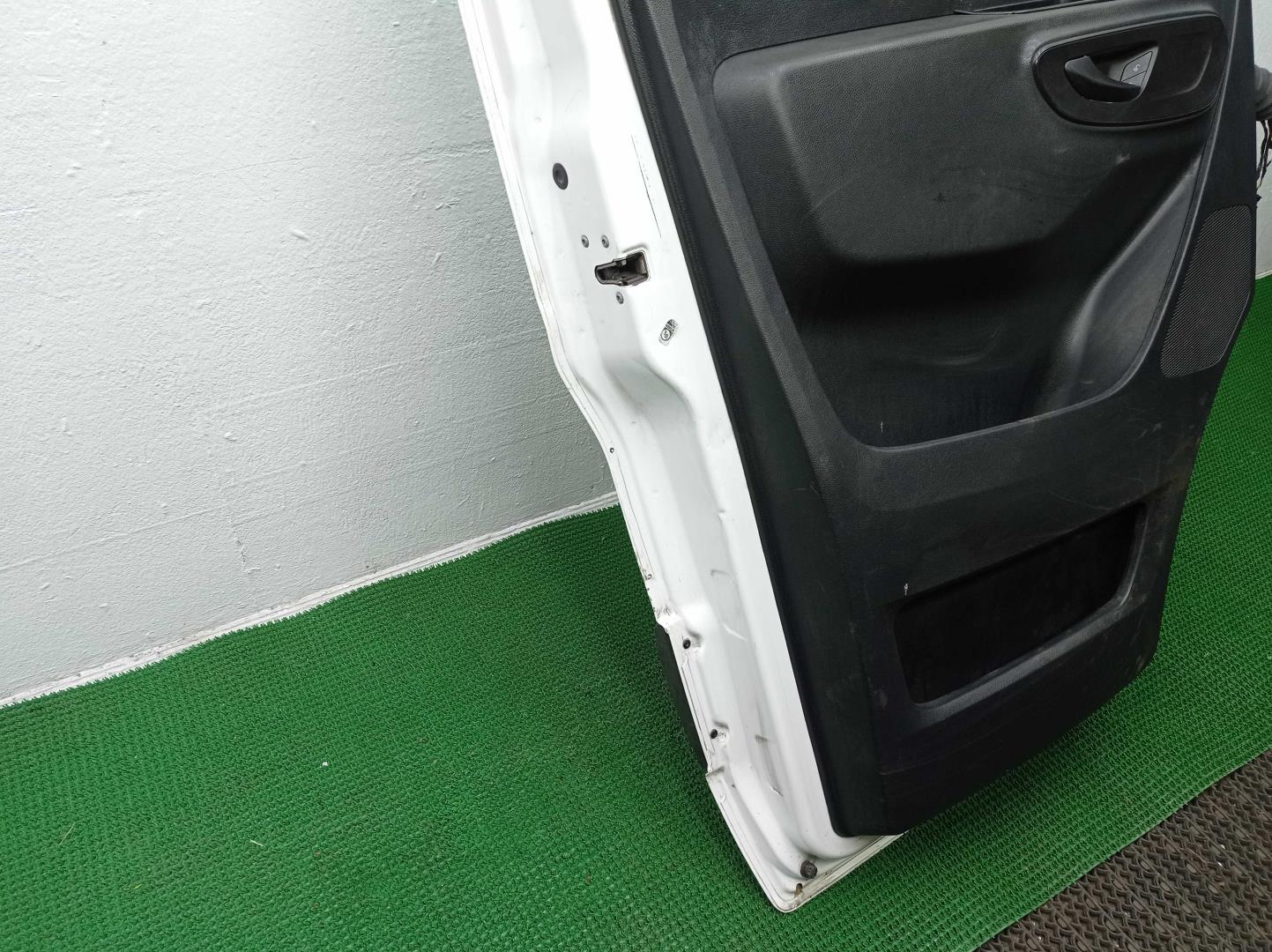 Стекло двери передней левой