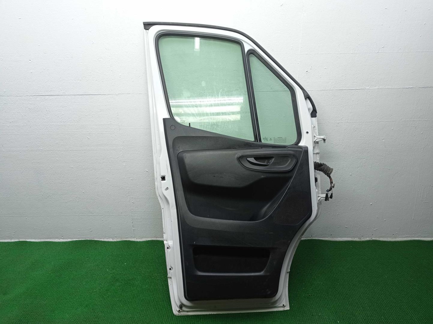 Стекло двери передней левой