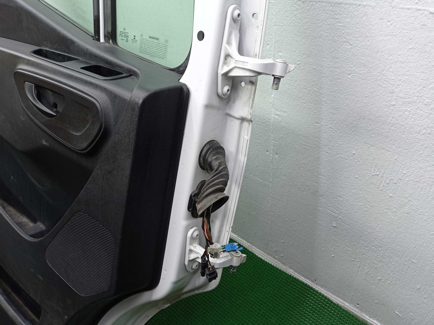 Стекло двери передней левой