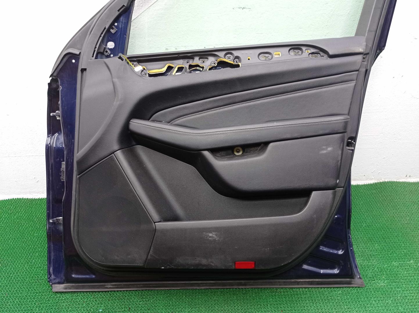 Замок двери передней правой