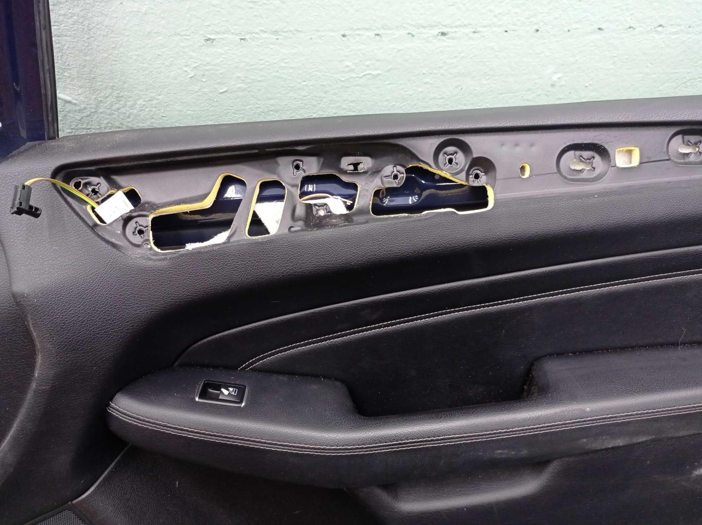 Замок двери передней правой