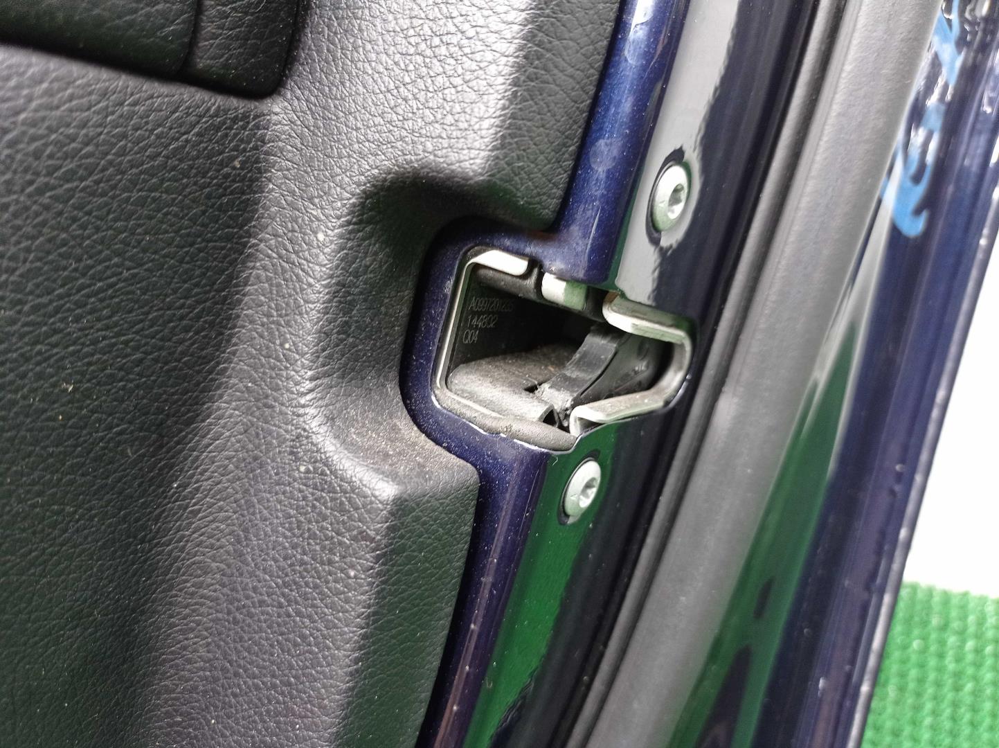 Замок двери передней правой