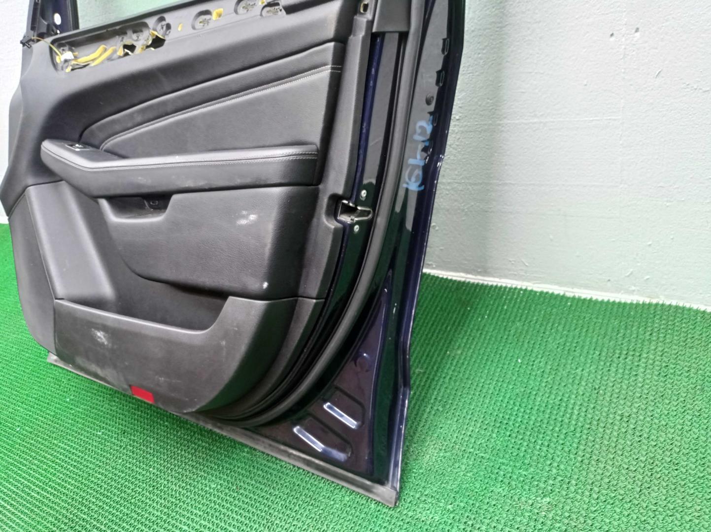 Замок двери передней правой