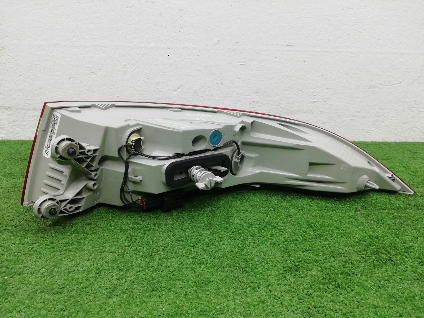 Фонарь задний наружный левый