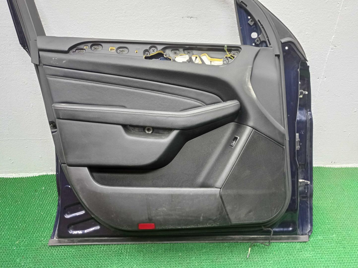 Стекло двери передней левой