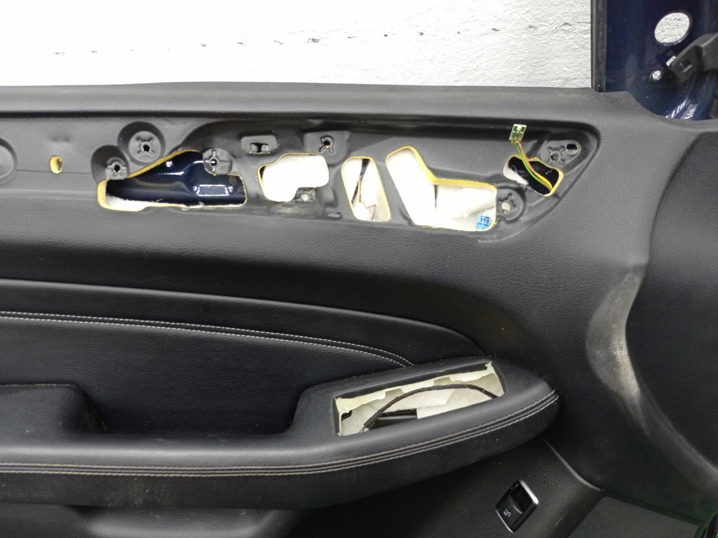 Стекло двери передней левой