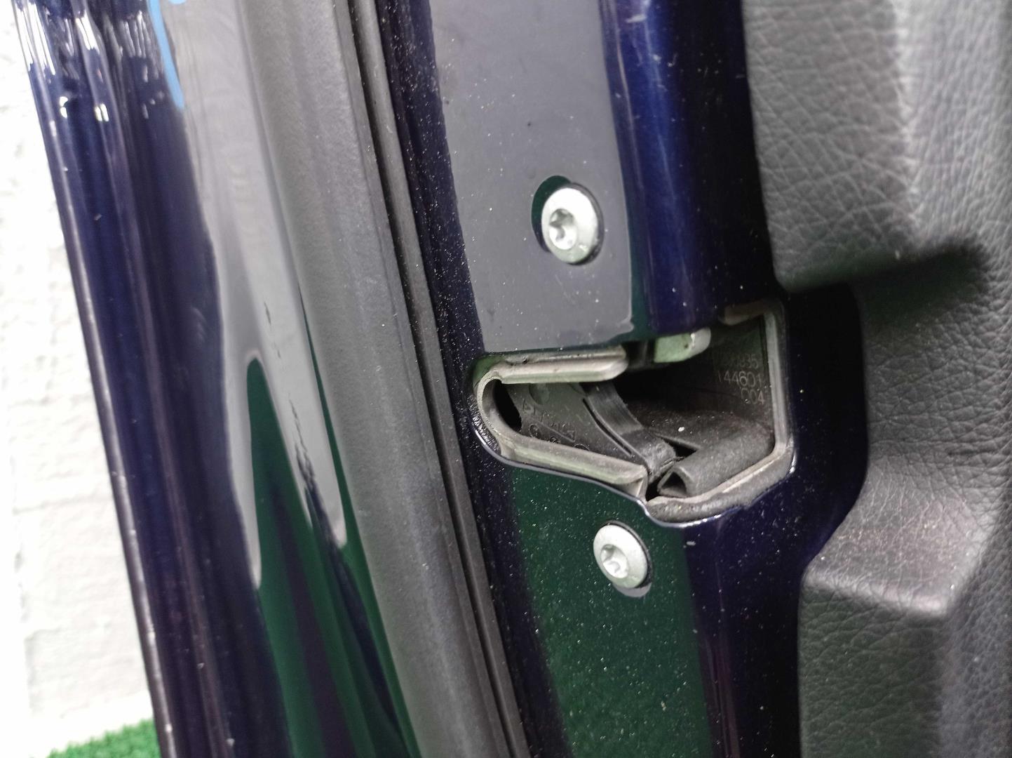 Стекло двери передней левой