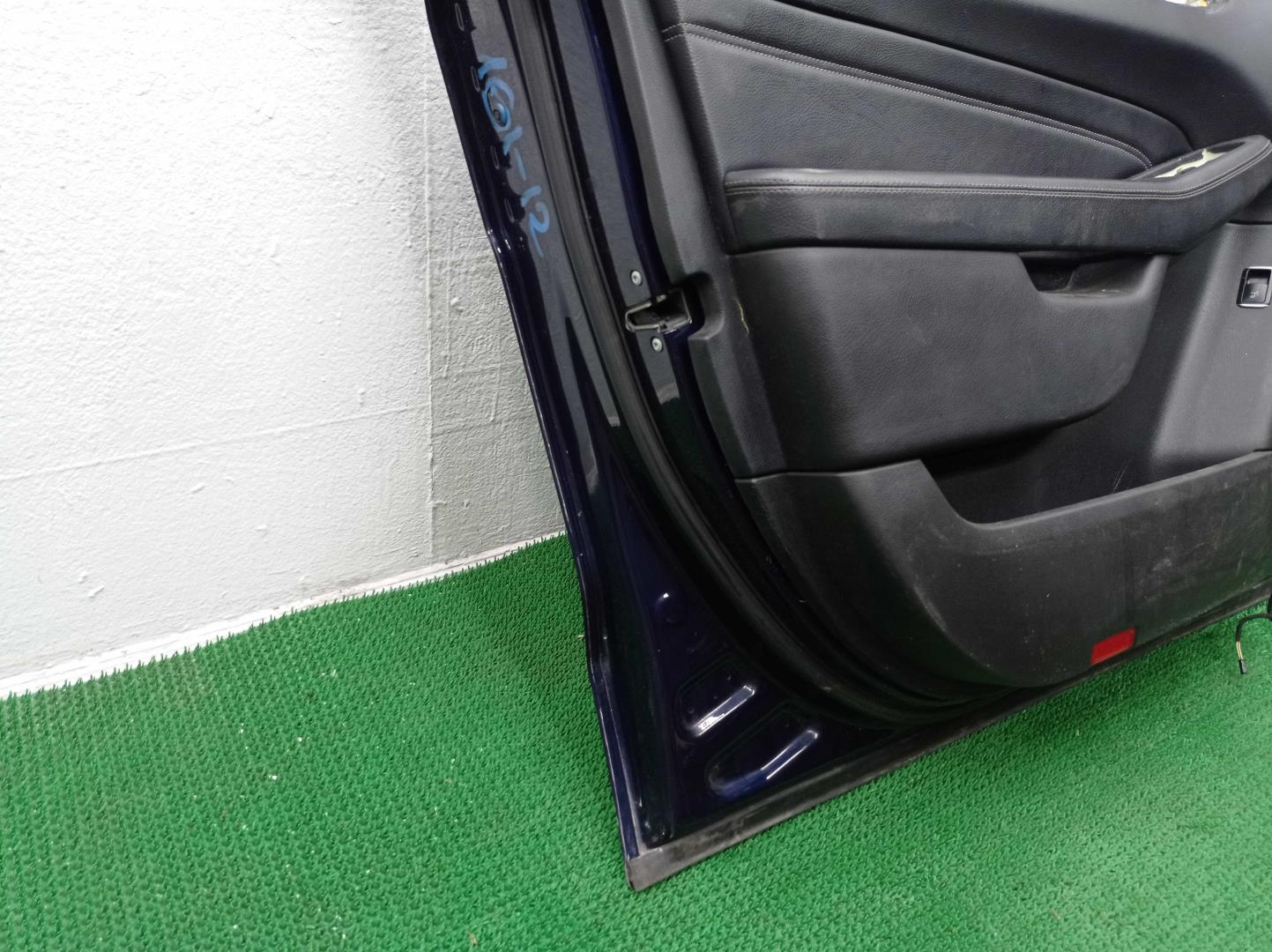 Стекло двери передней левой