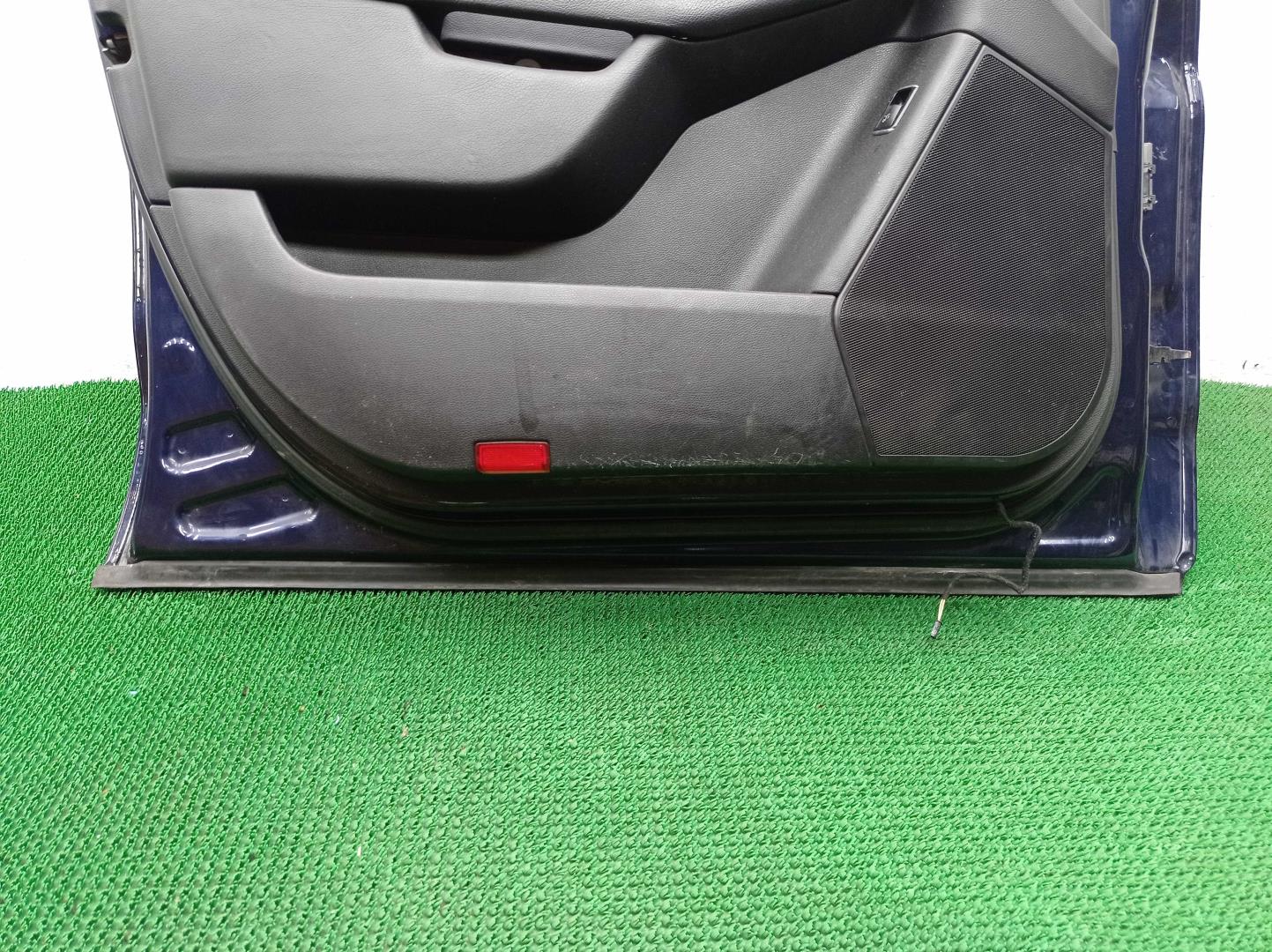 Стекло двери передней левой