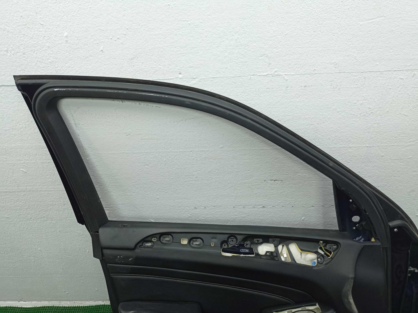 Стекло двери передней левой