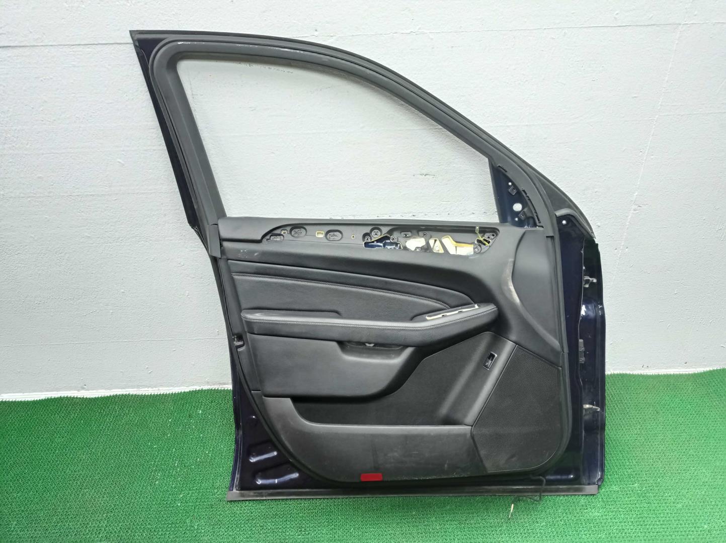 Стекло двери передней левой