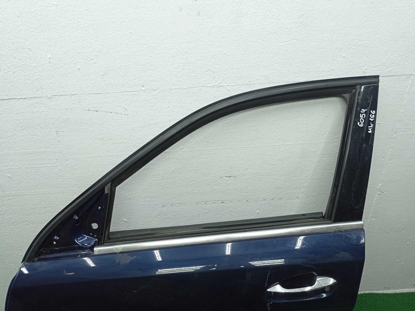 Стекло двери передней левой