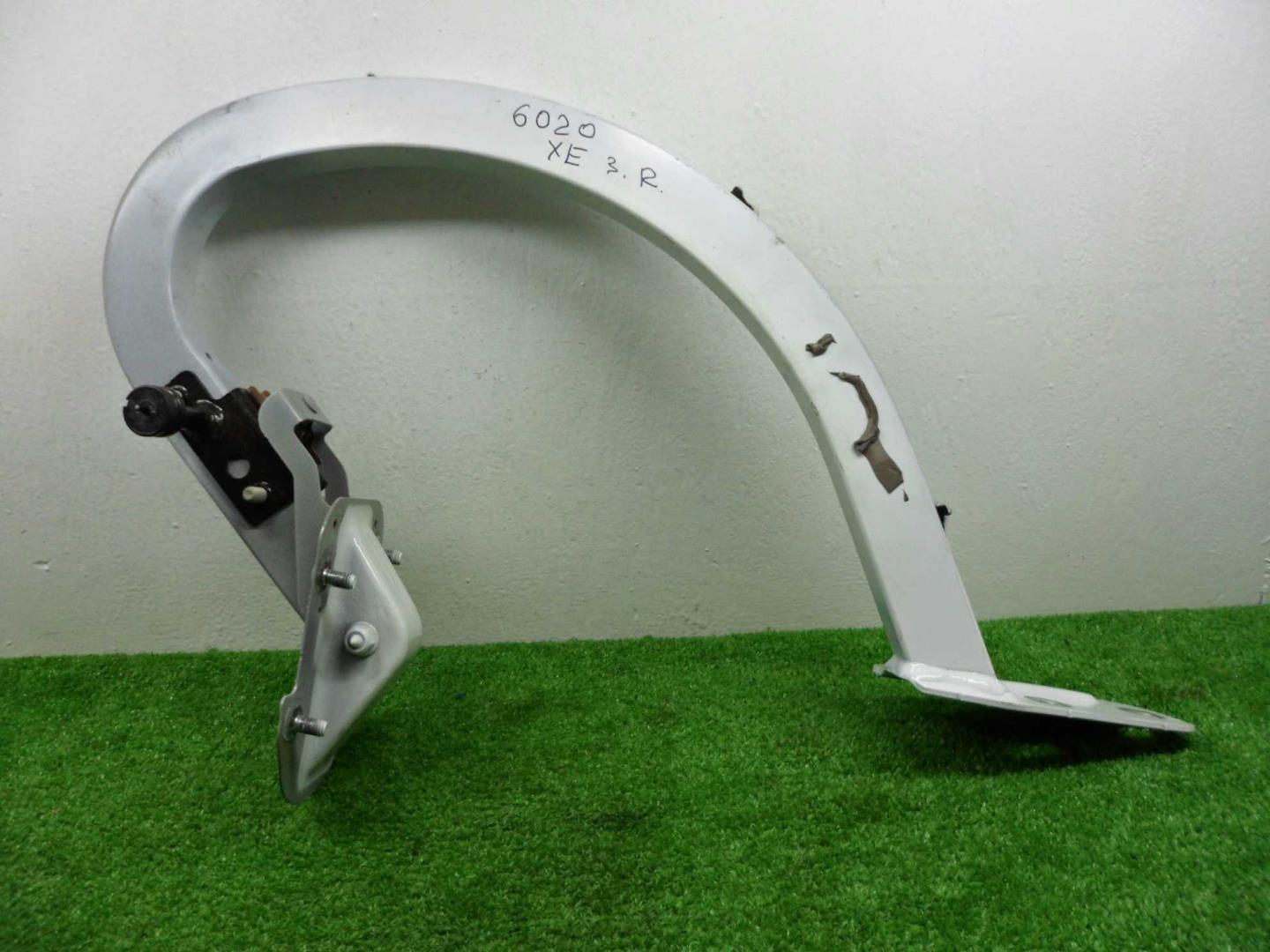 Петля крышки багажника