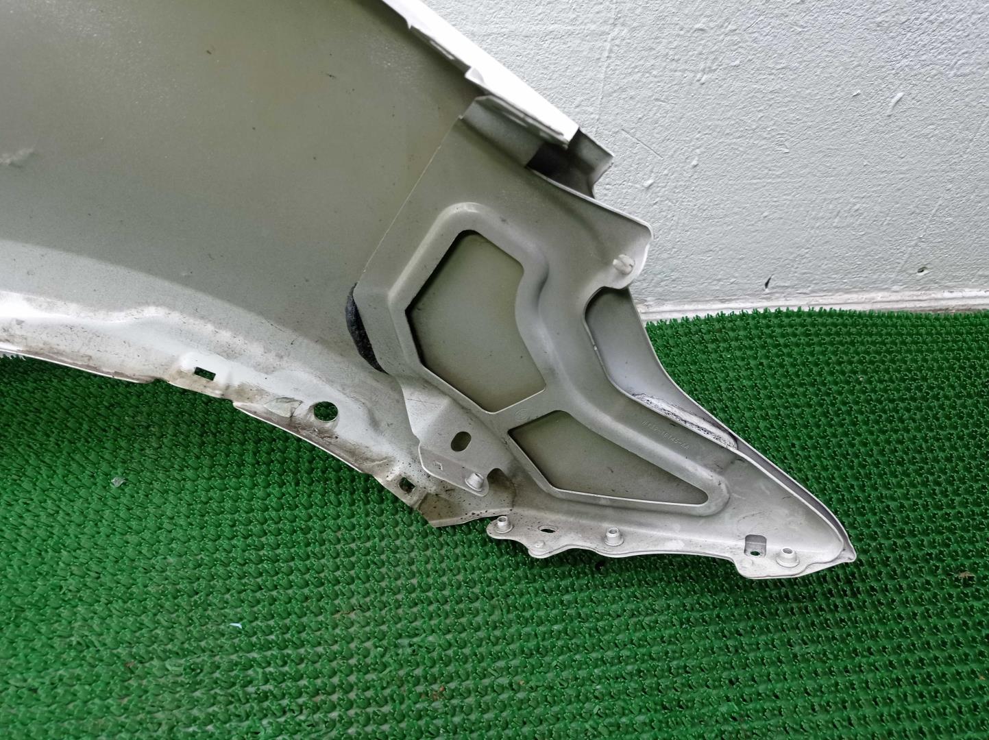 Крыло переднее левое