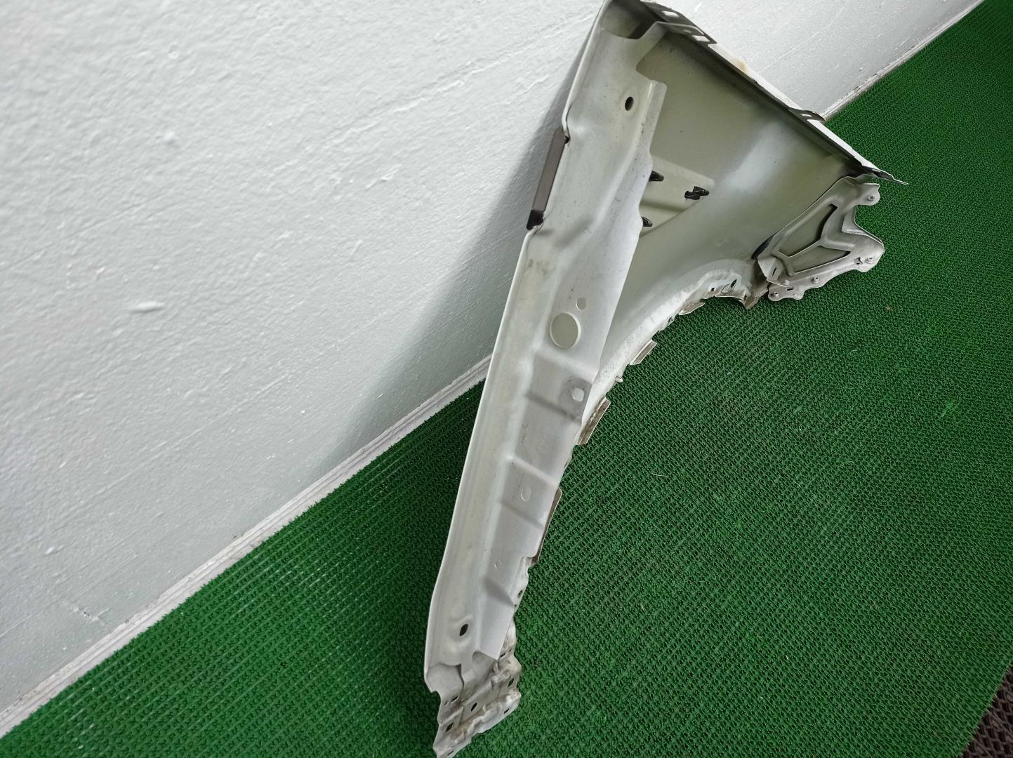 Крыло переднее левое