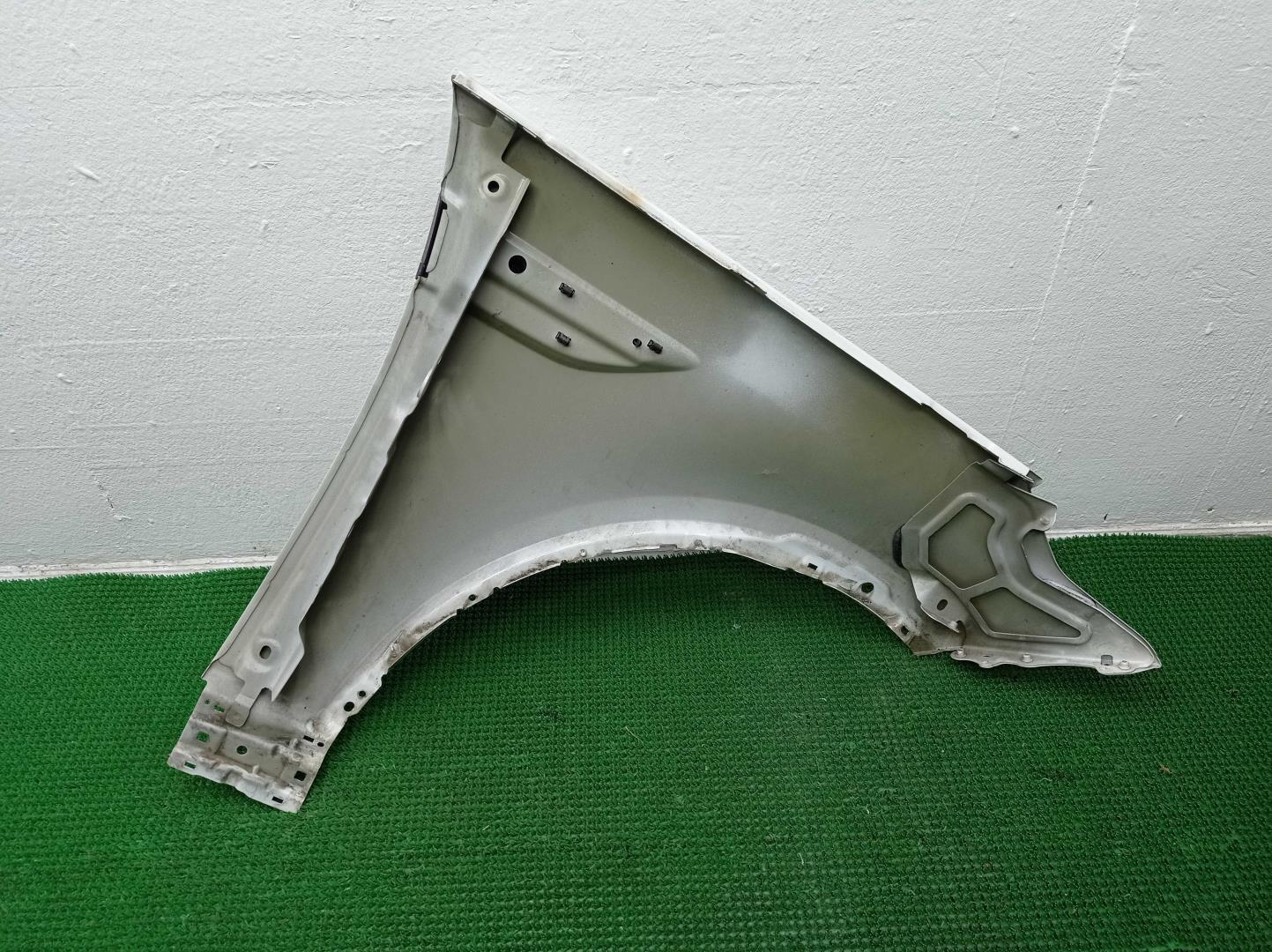 Крыло переднее левое