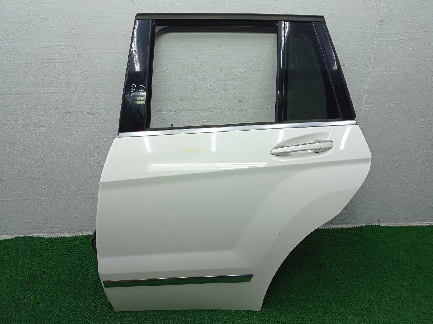 Стекло двери задней левой