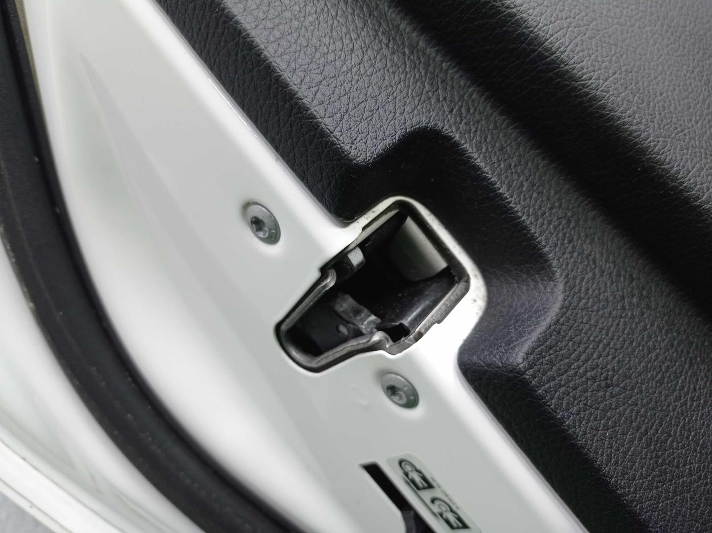 Стекло двери задней левой