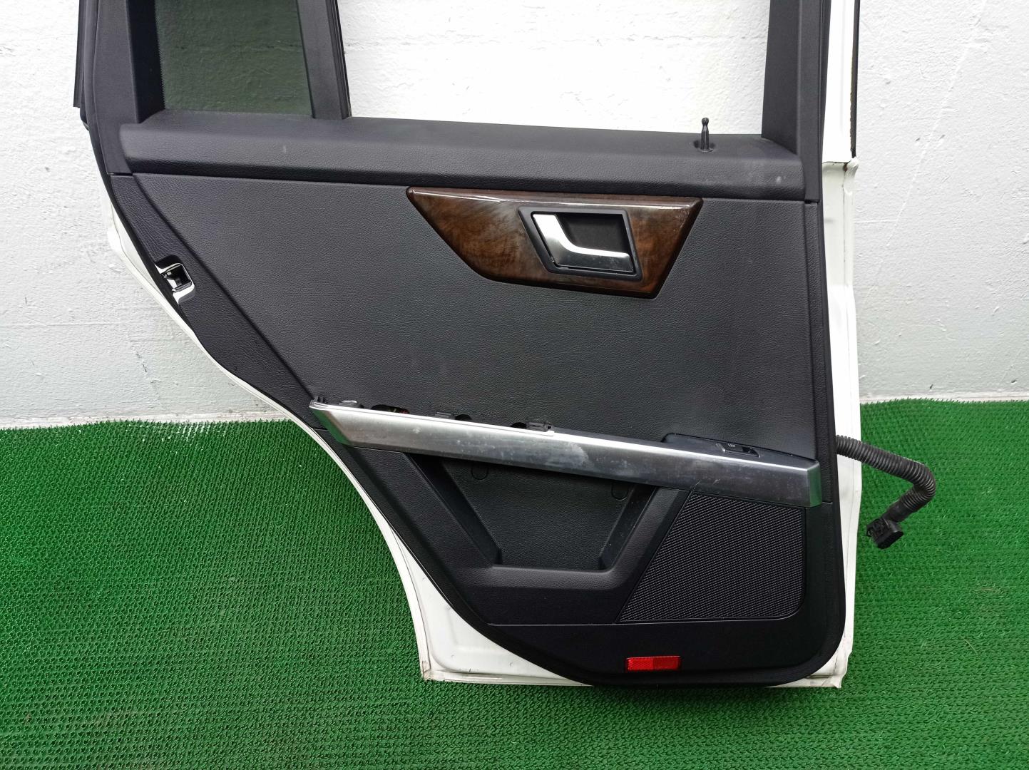 Стекло двери задней левой