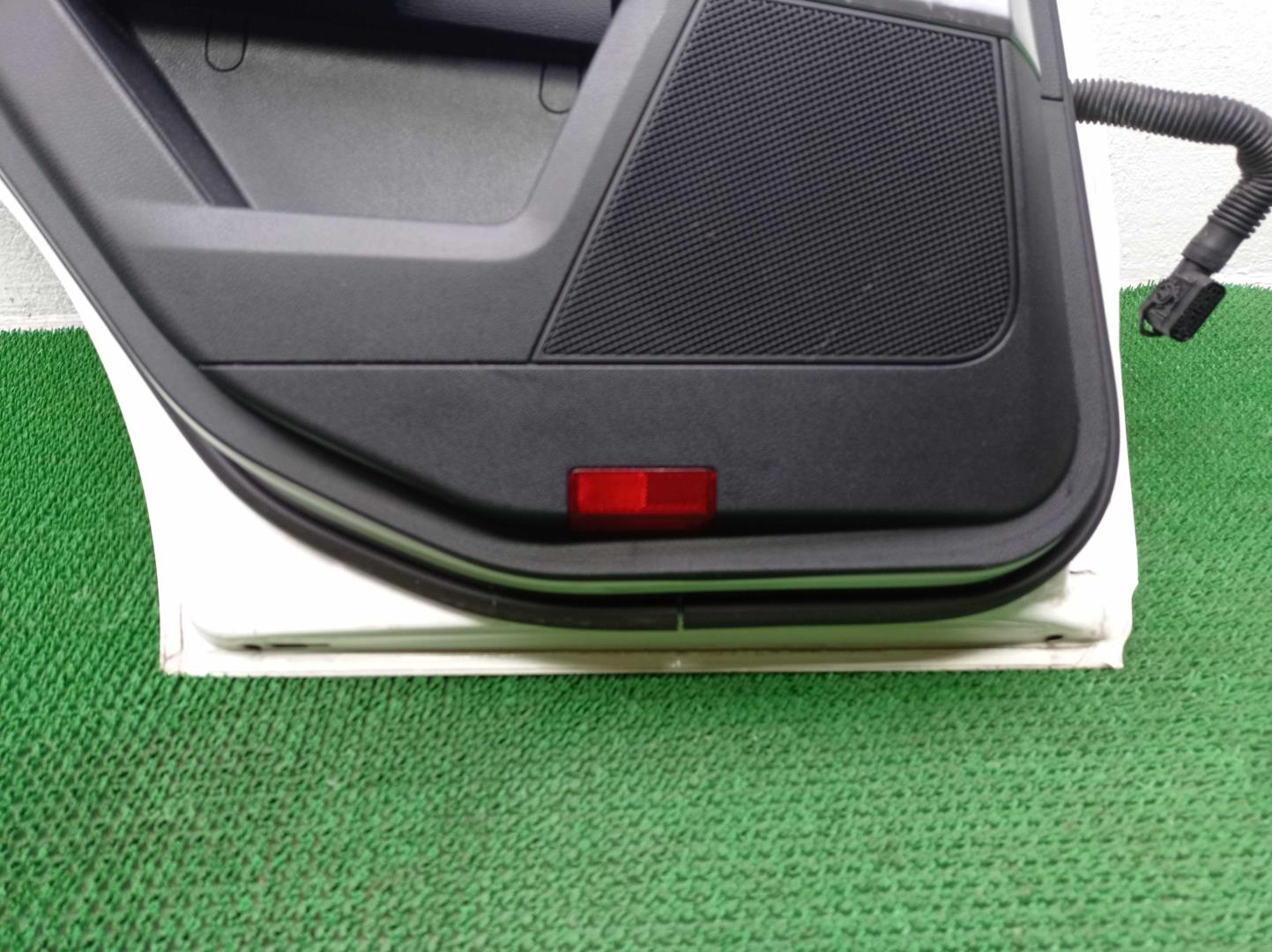 Стекло двери задней левой