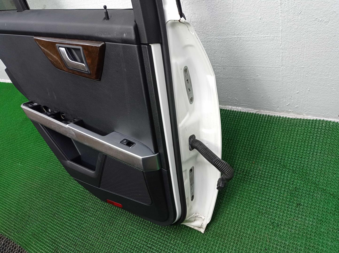 Стекло двери задней левой