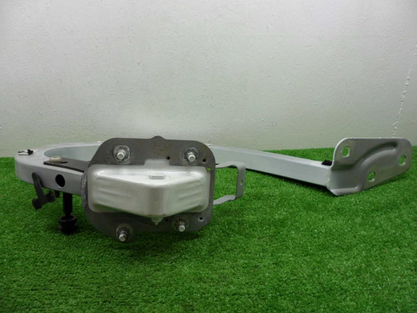 Петля крышки багажника