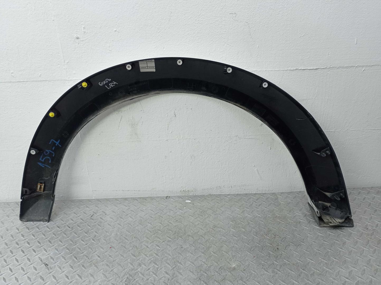 Накладка переднего крыла левого