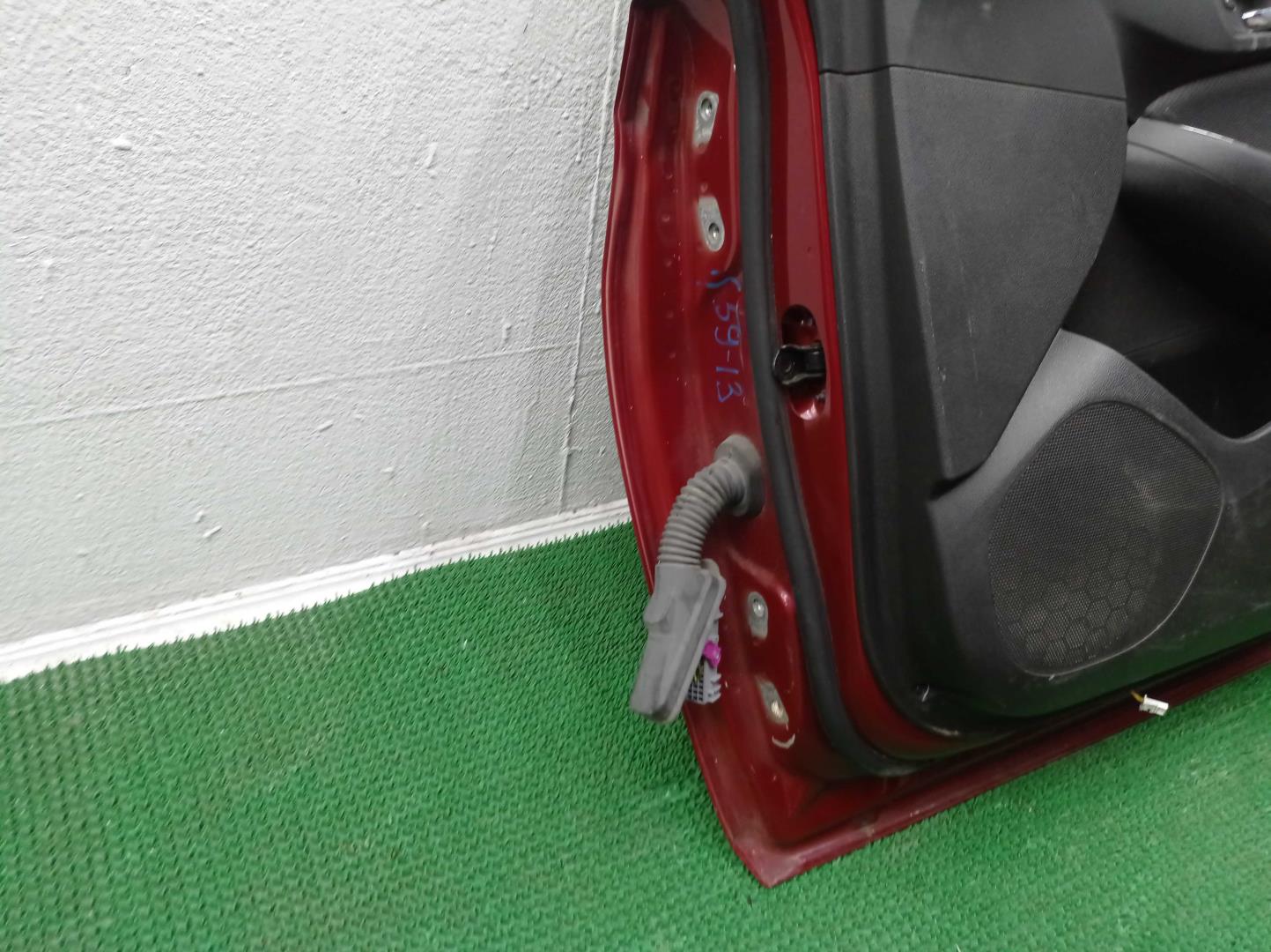 Стекло двери передней правой