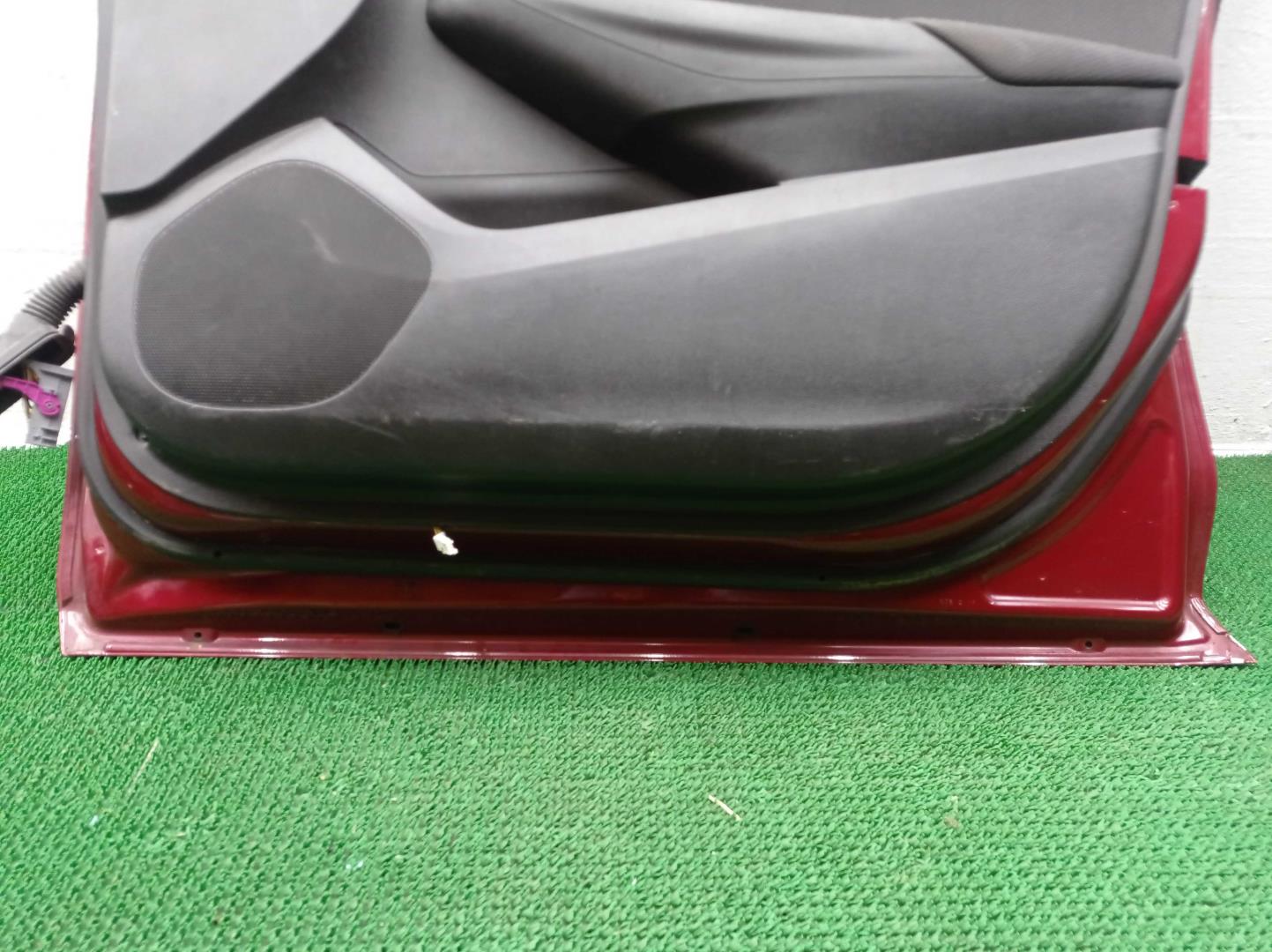 Стекло двери передней правой