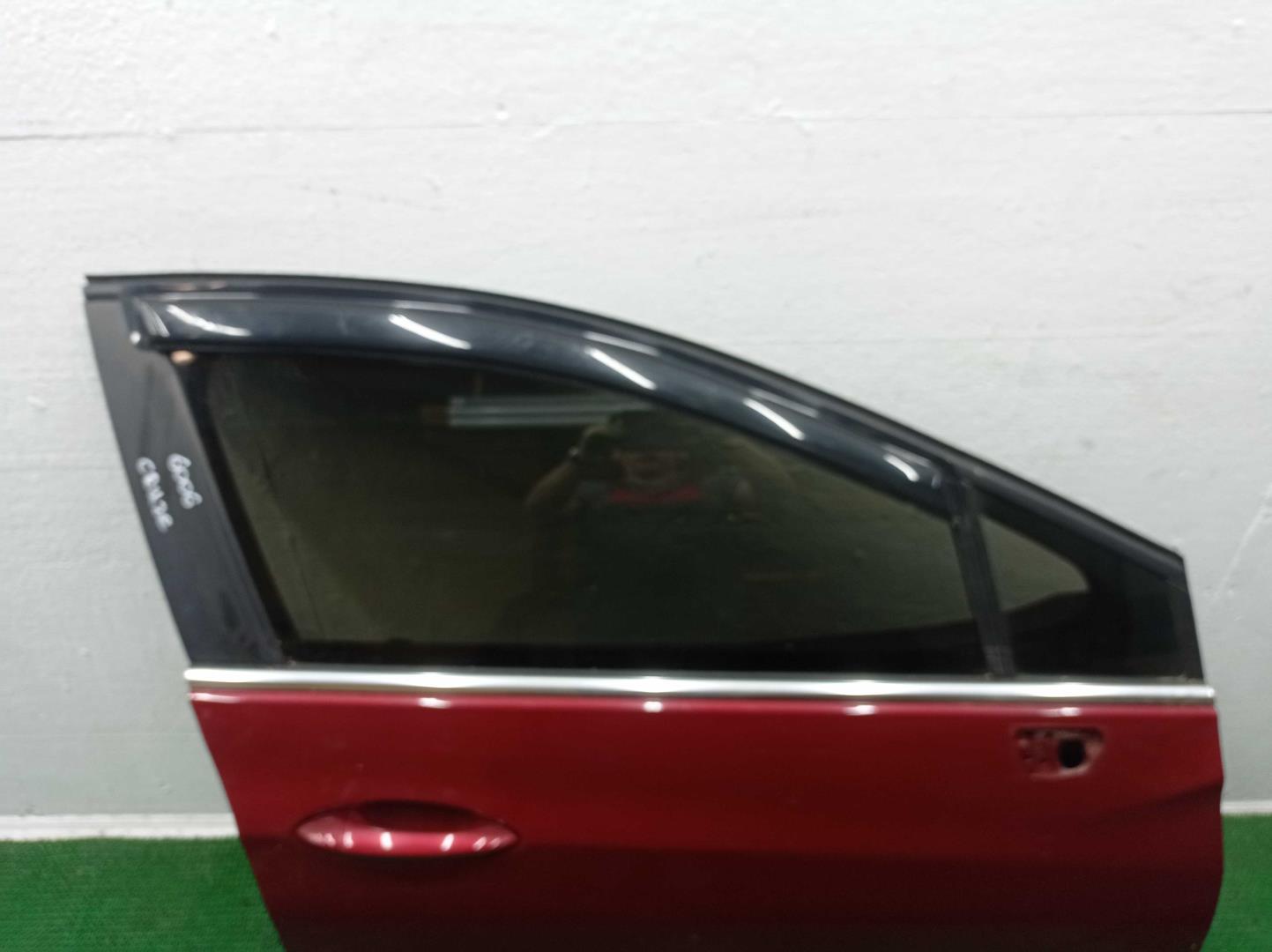 Стекло двери передней правой