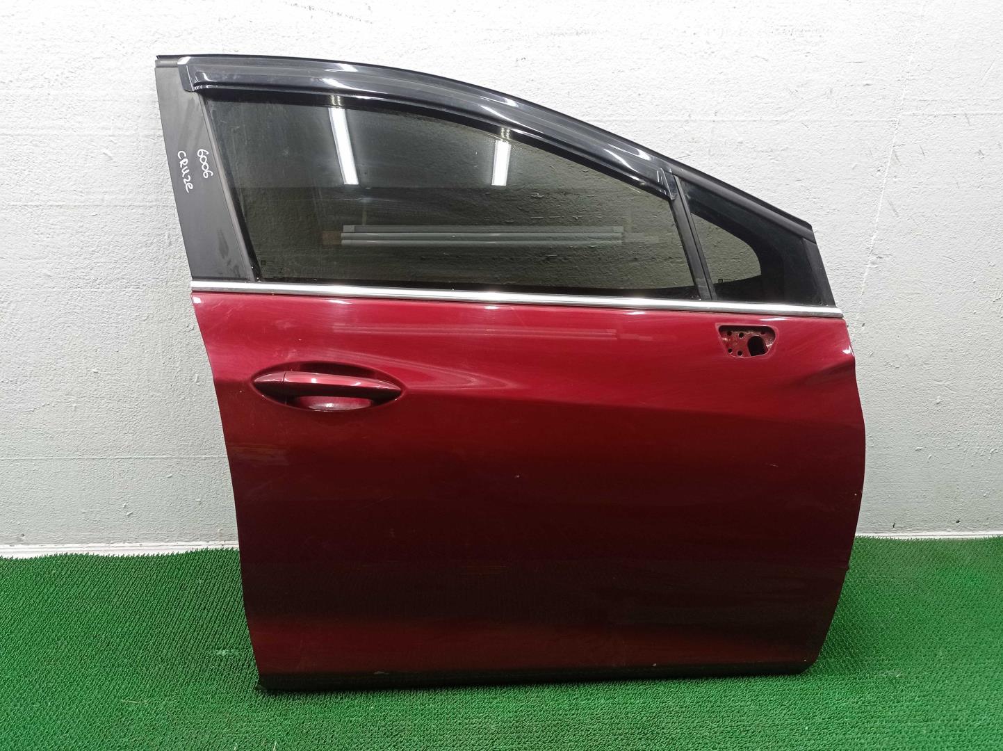 Стекло двери передней правой