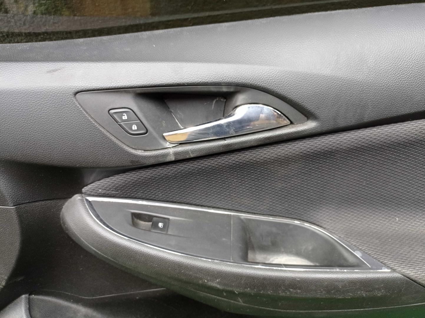 Стекло двери передней правой