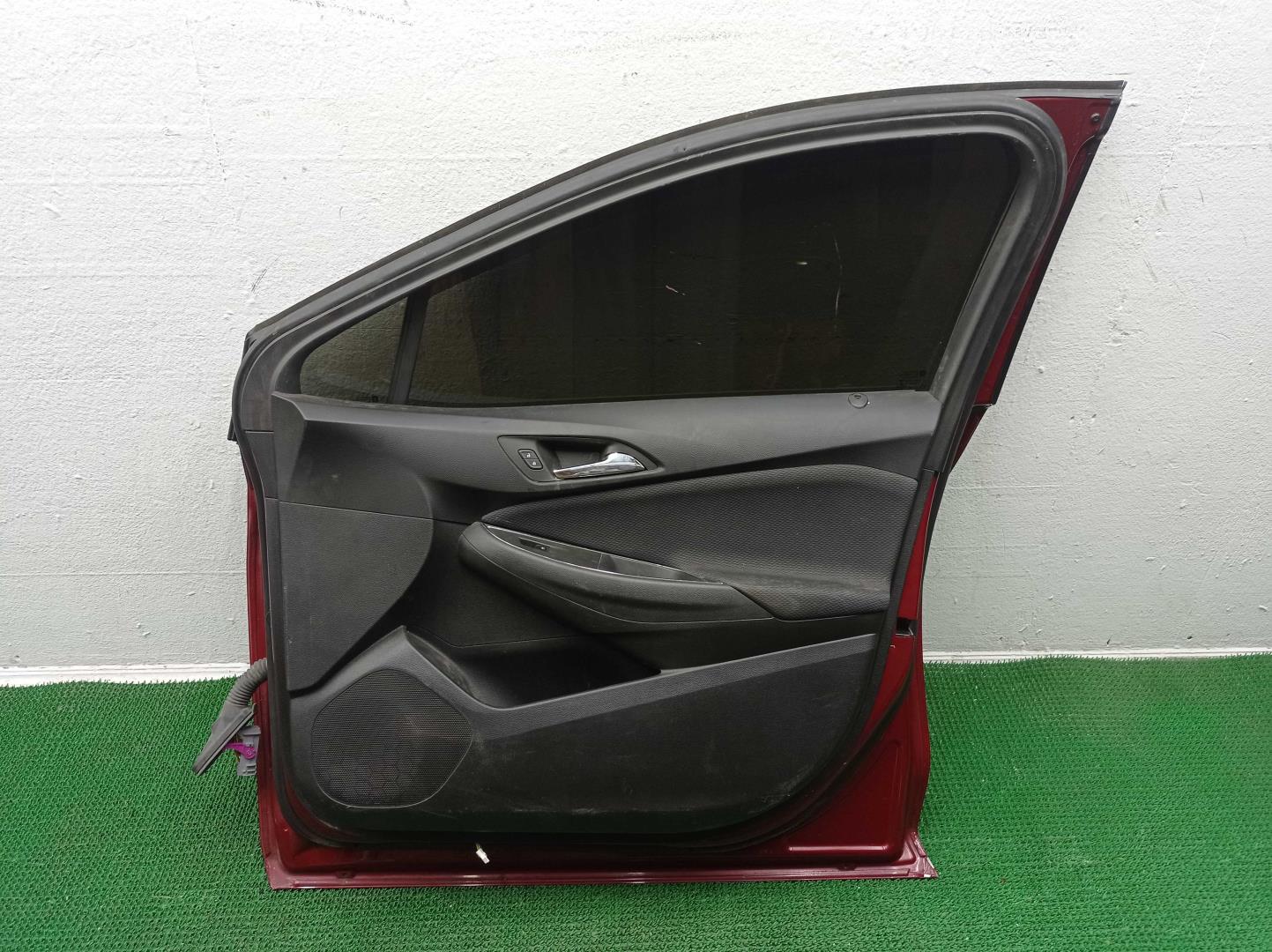 Стекло двери передней правой