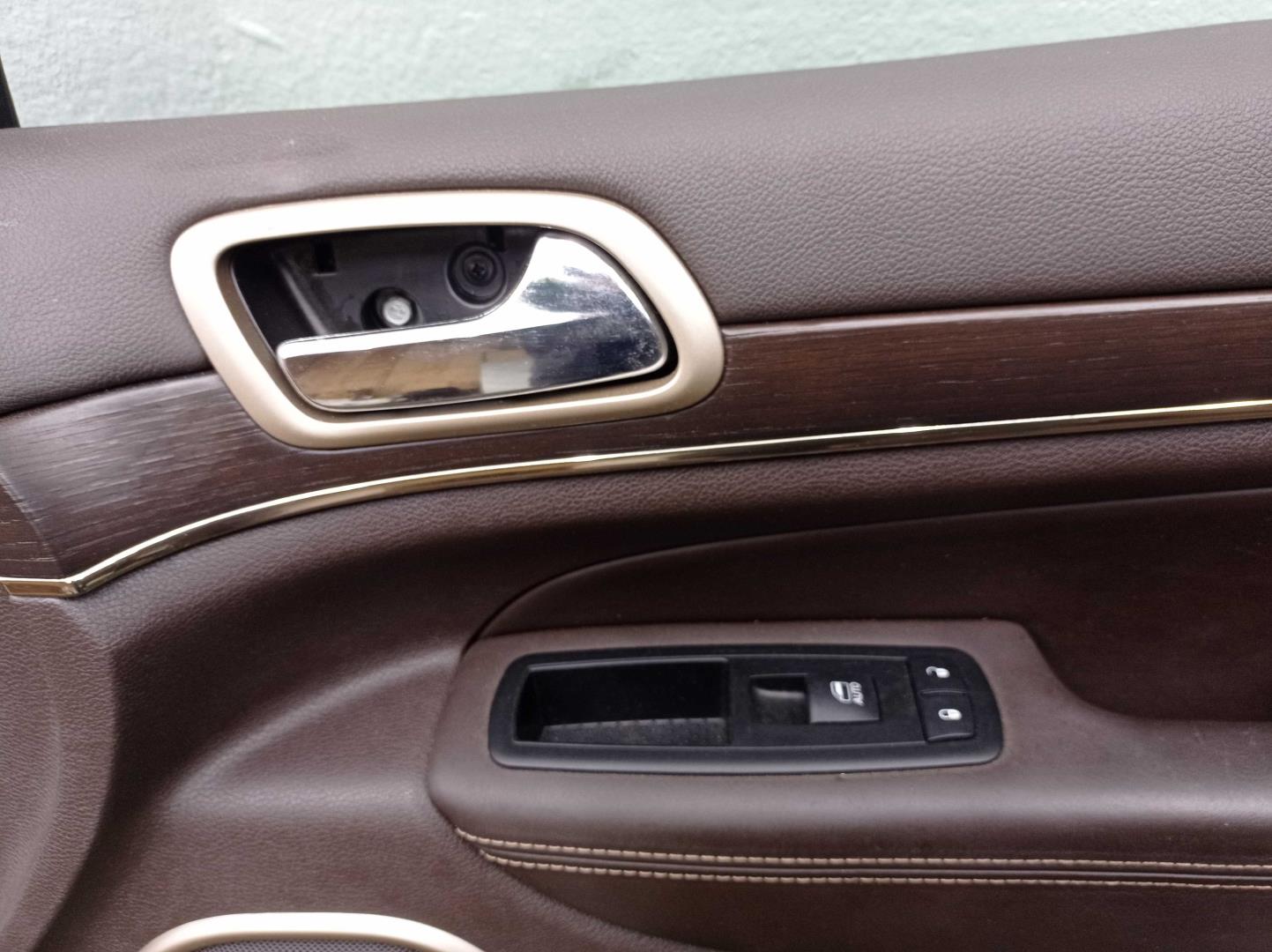 Замок двери передней правой