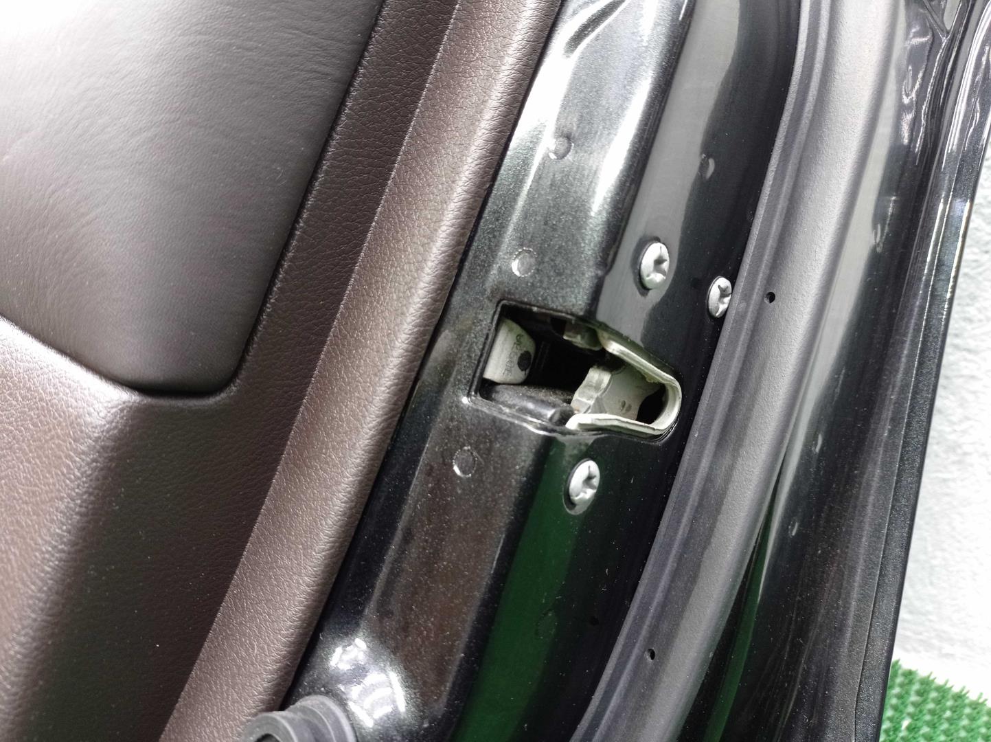 Замок двери передней правой