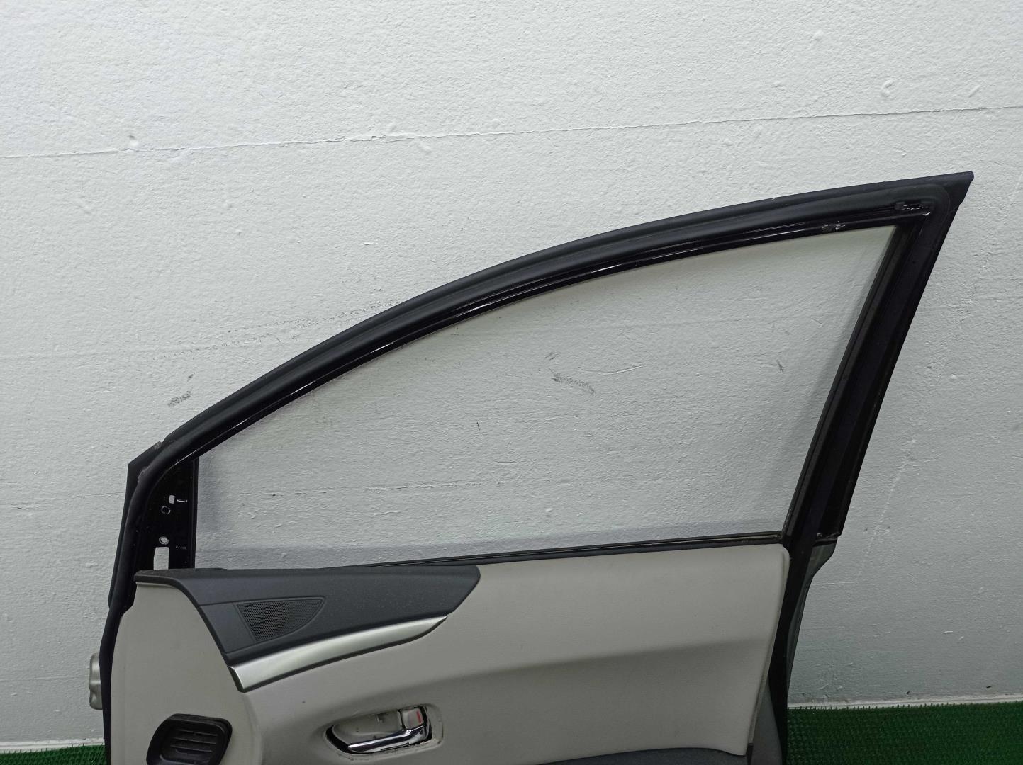 Стекло двери передней правой