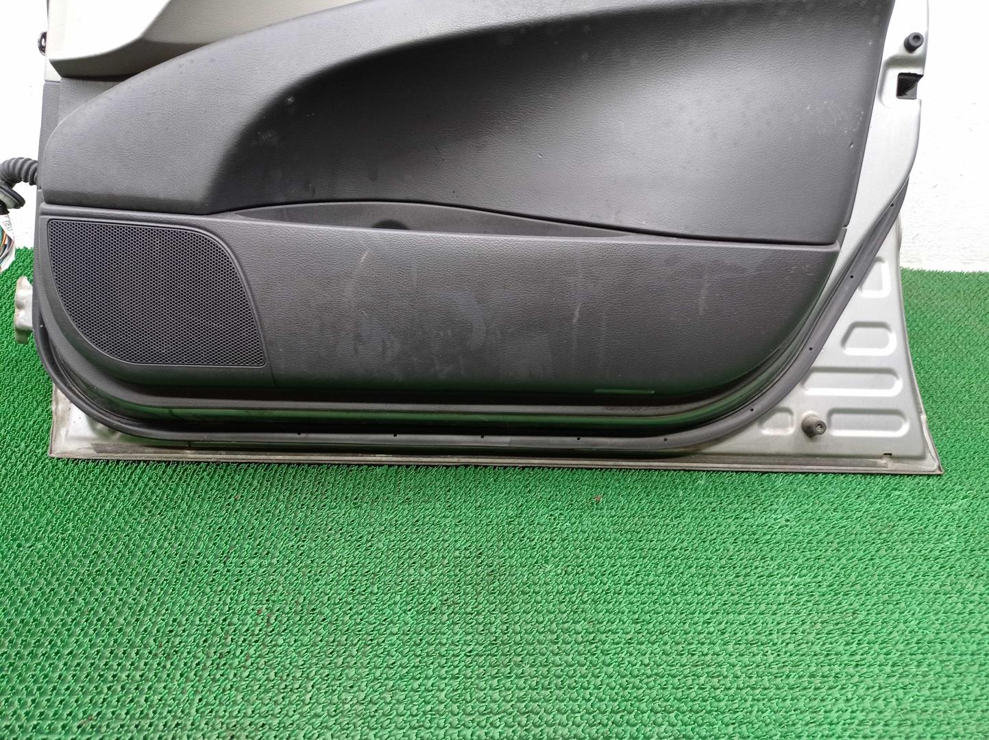 Стекло двери передней правой