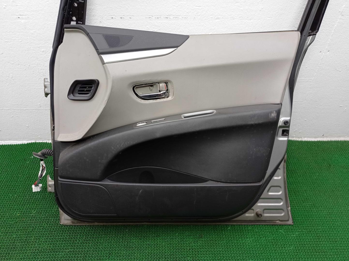 Стекло двери передней правой