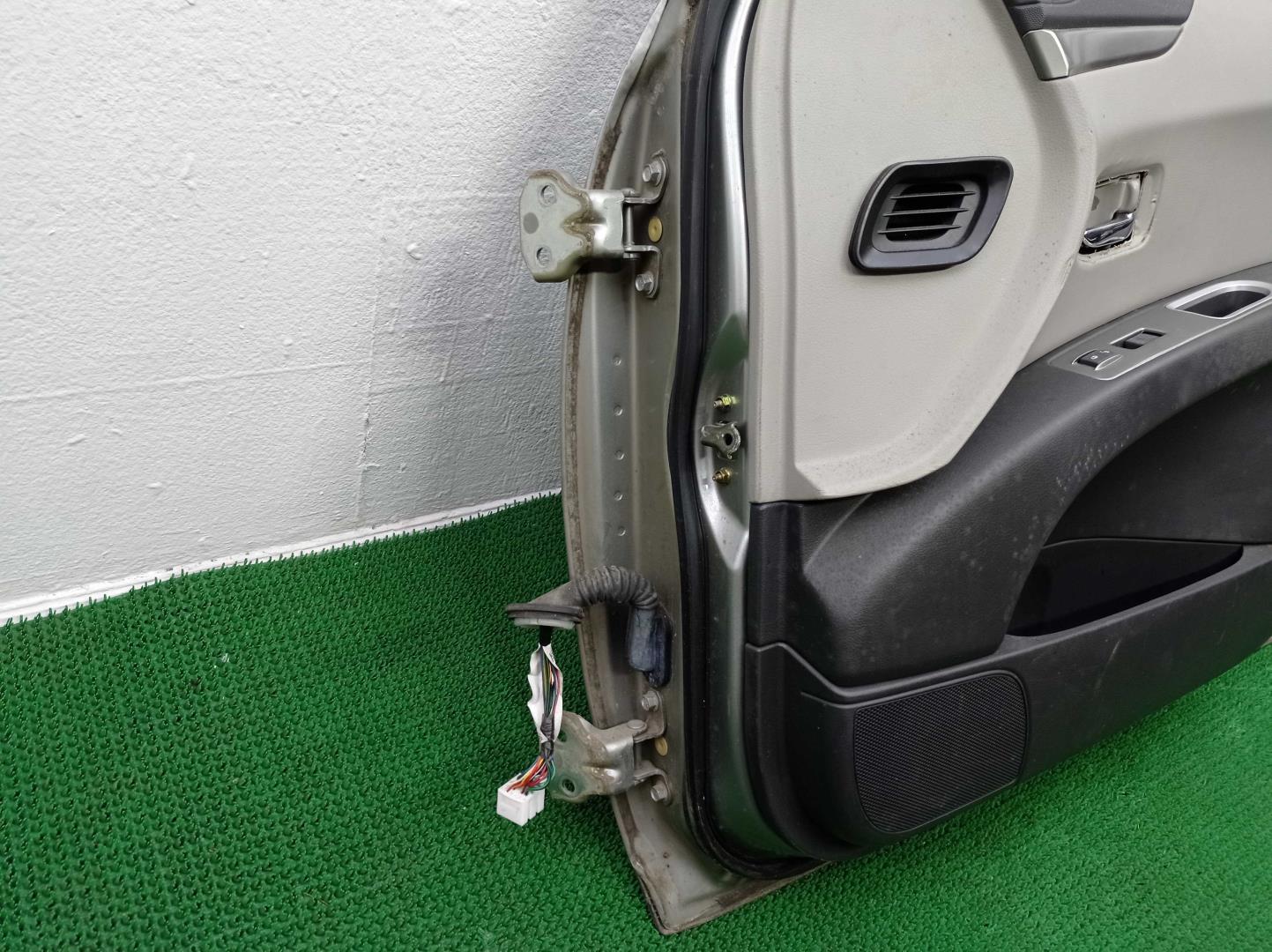 Стекло двери передней правой