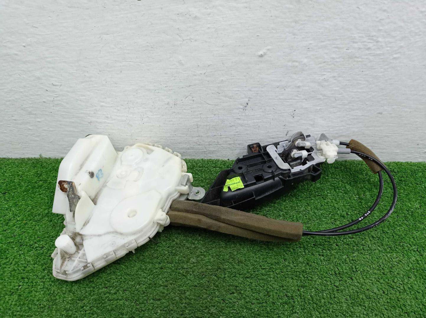 Замок двери передней правой