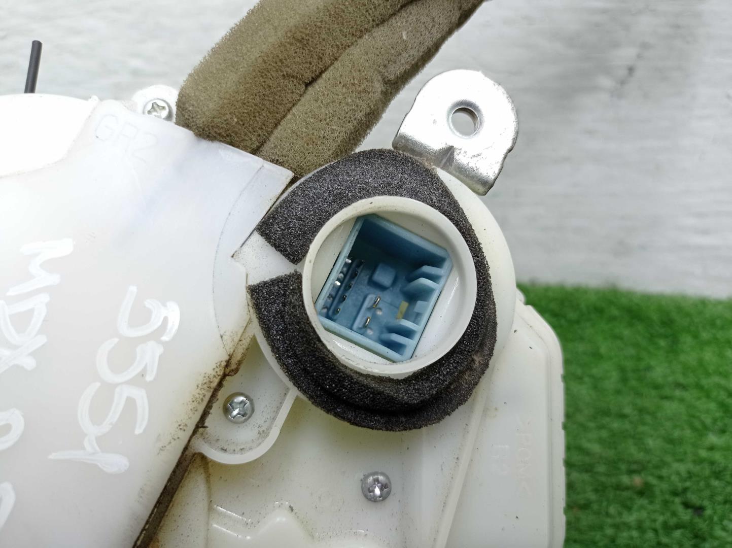 Замок двери передней правой