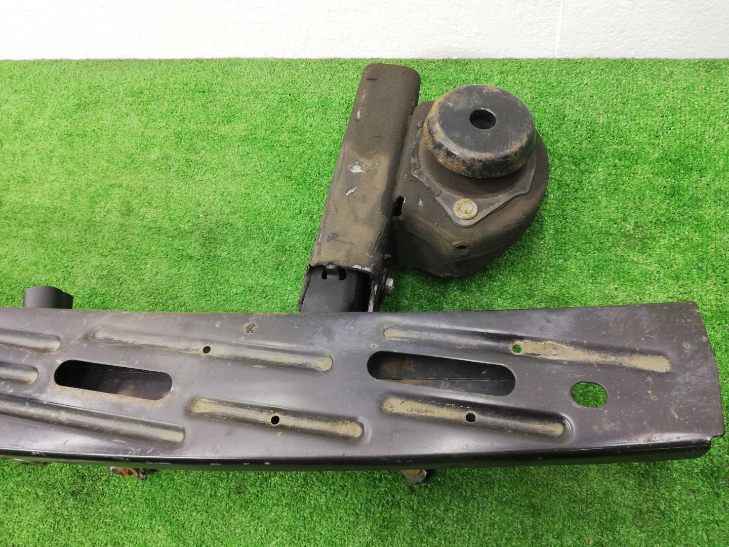 Усилитель заднего бампера