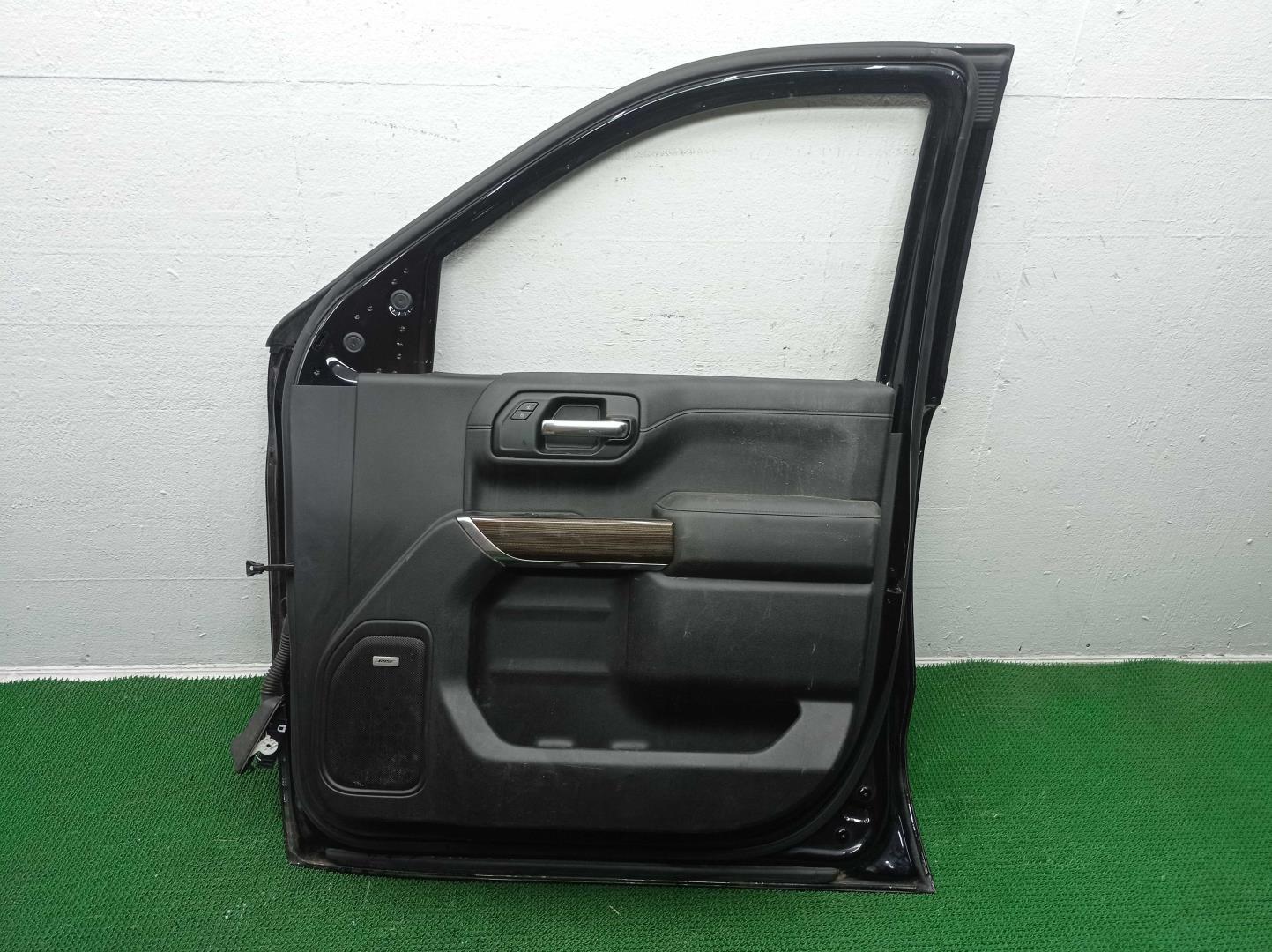 Стекло двери передней правой