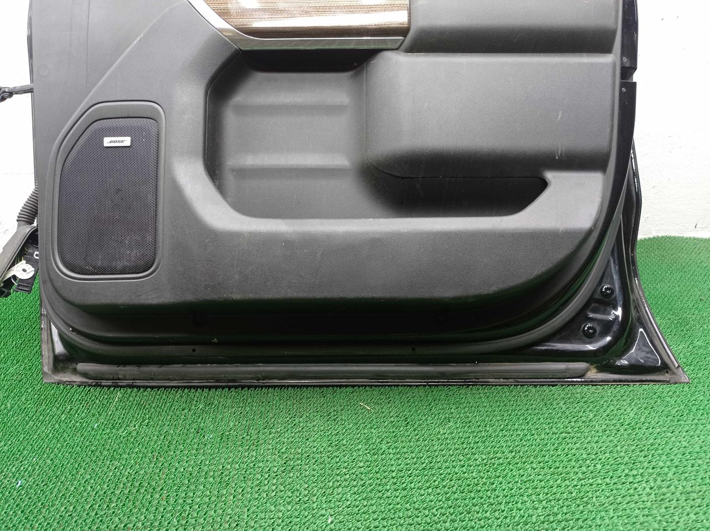 Стекло двери передней правой