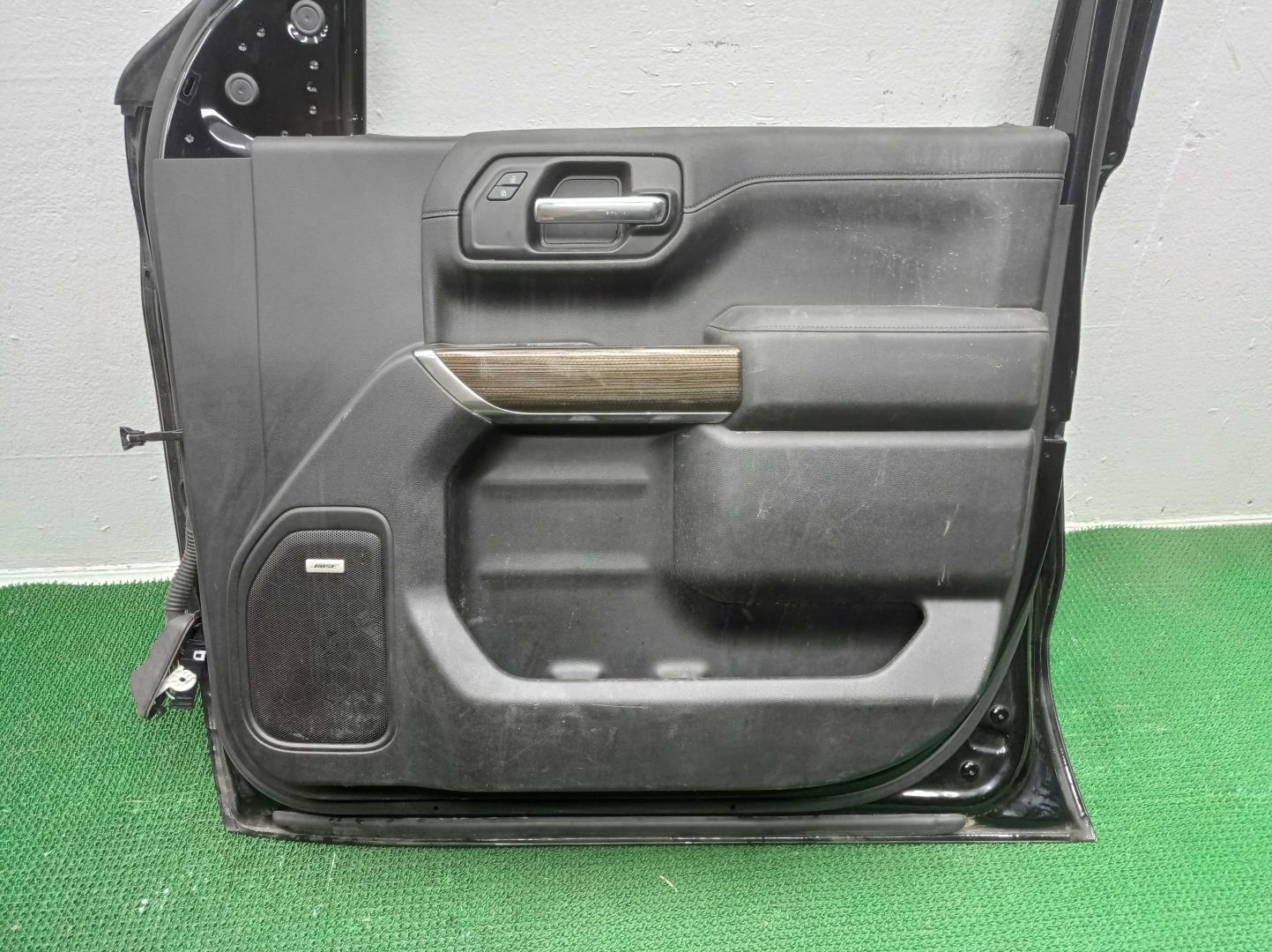 Стекло двери передней правой