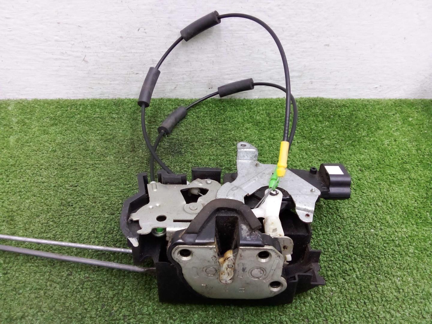 Замок двери передней левой