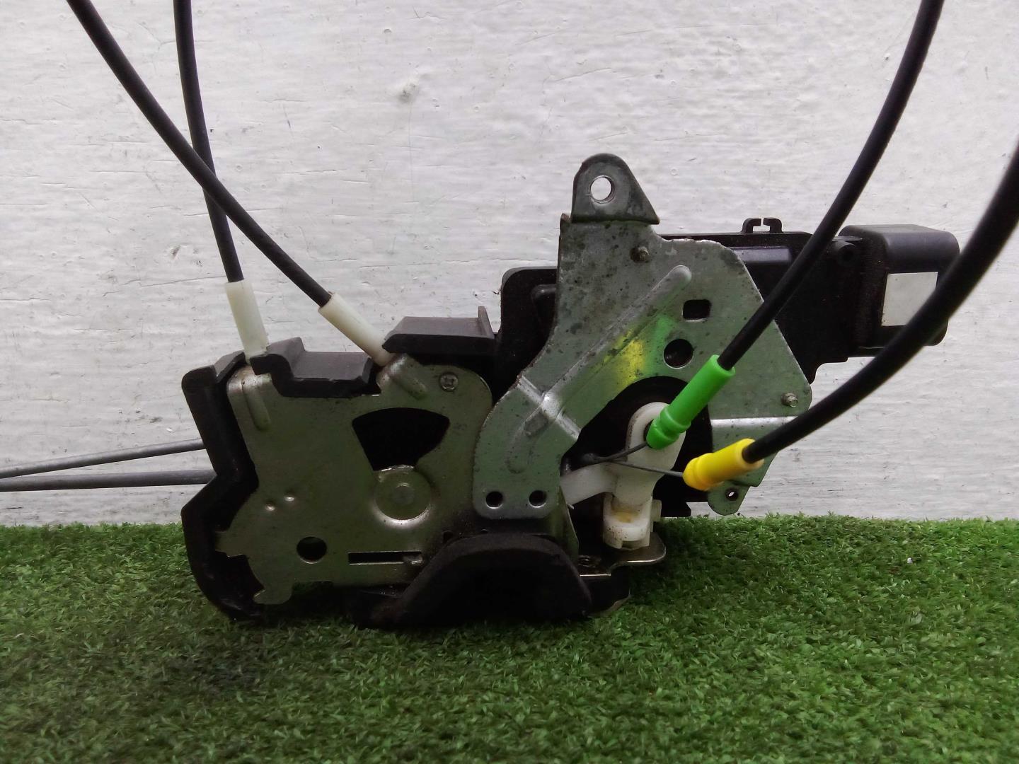 Замок двери передней левой