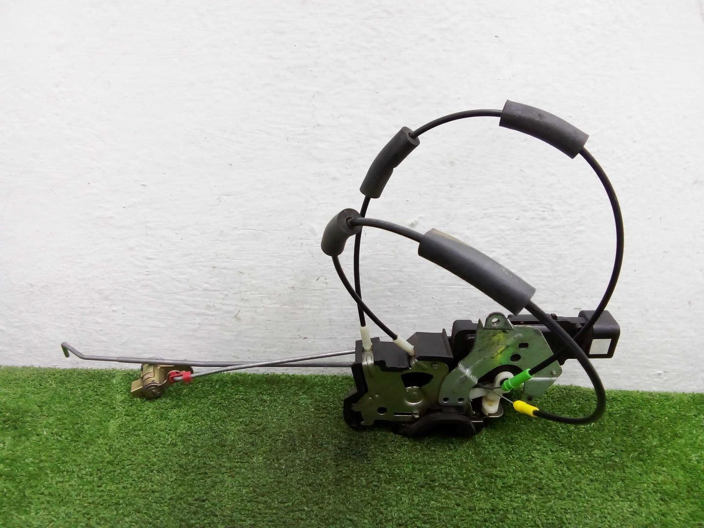 Замок двери передней левой