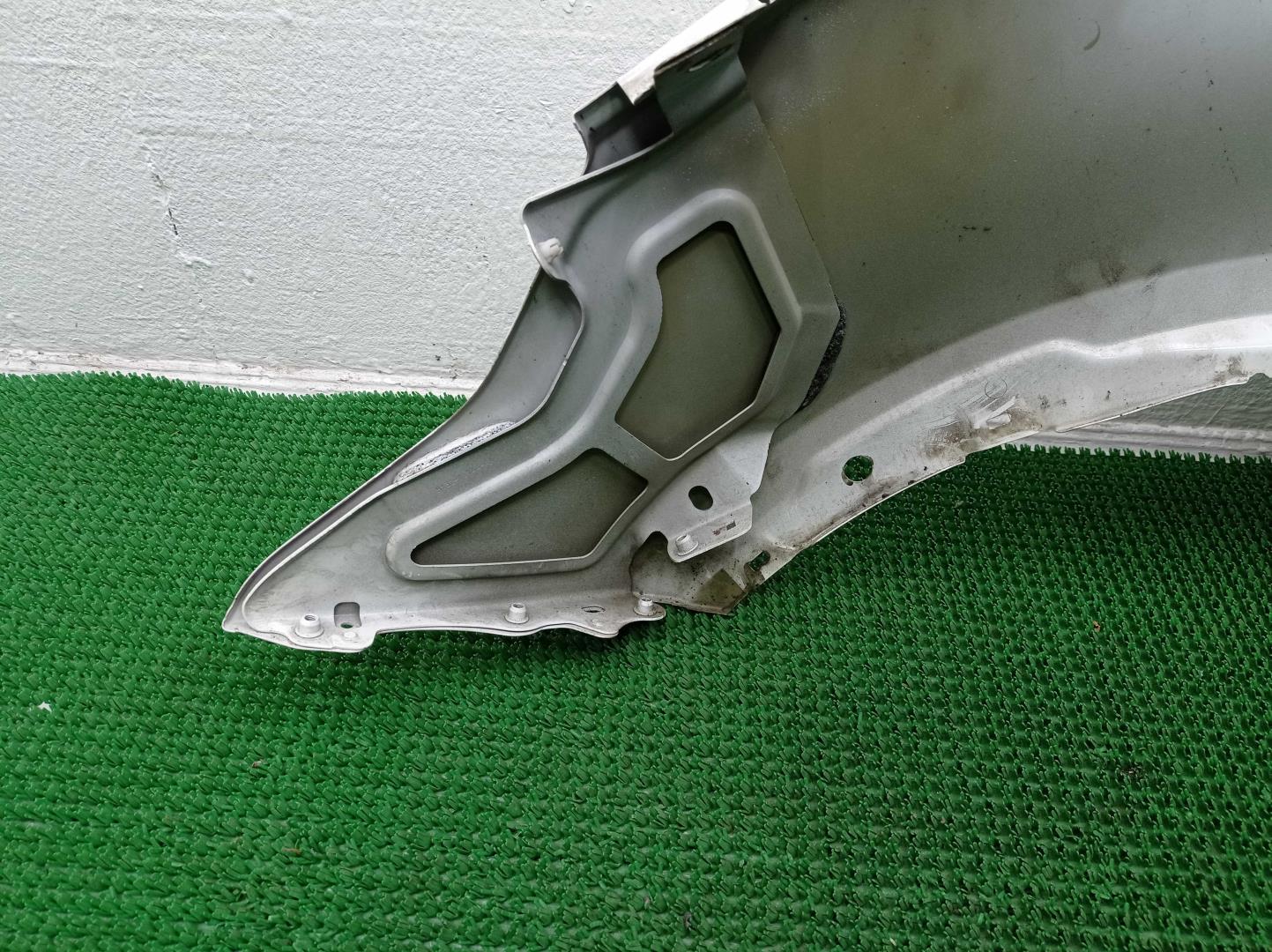 Крыло переднее правое