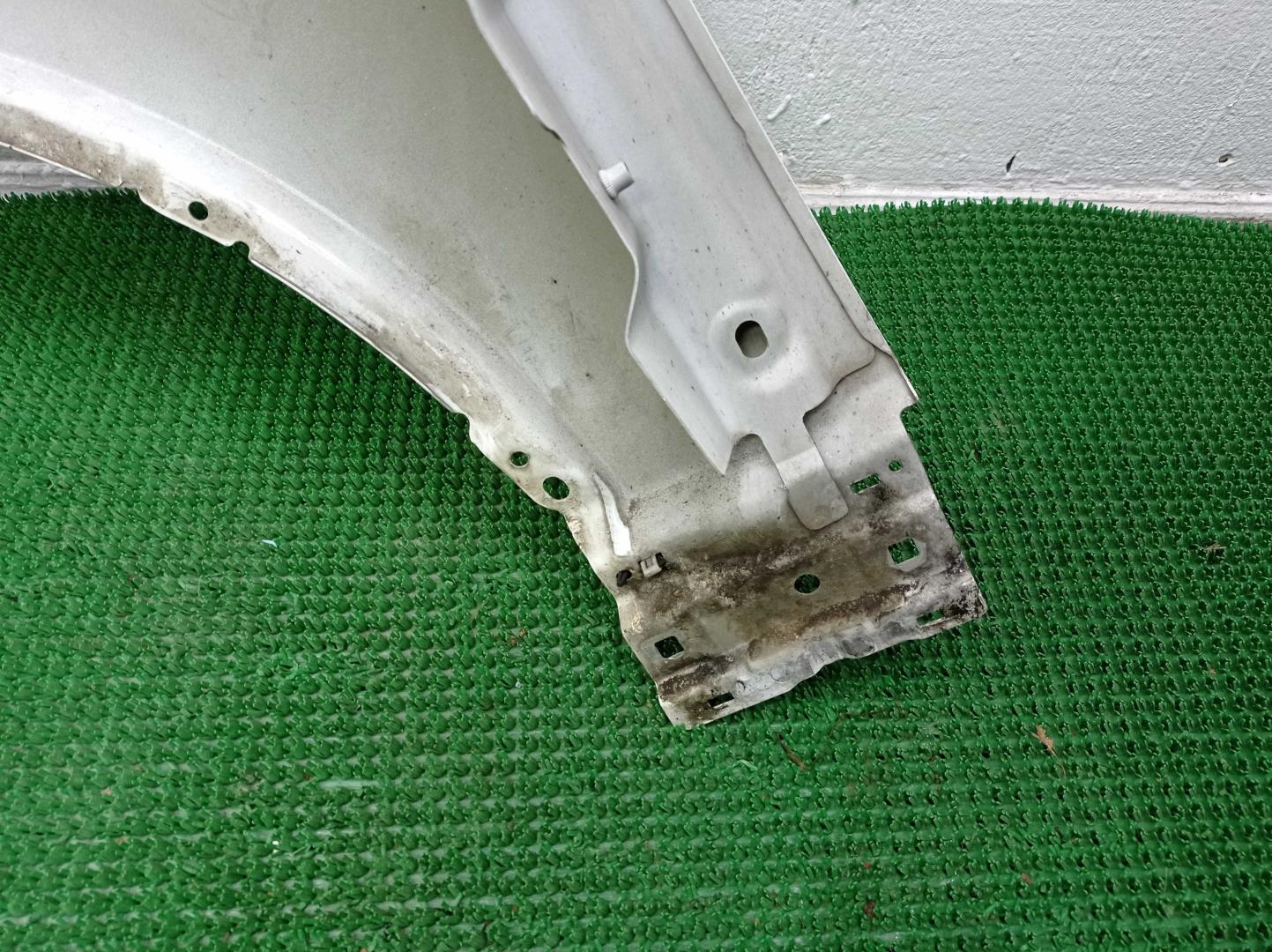 Крыло переднее правое